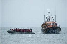 Giải cứu 63 người di cư gặp nạn tại eo biển Manche