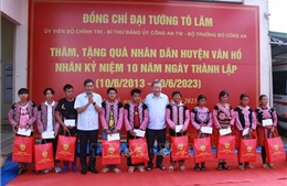 Bộ trưởng Bộ Công an thăm, tặng quà tại huyện Vân Hồ, tỉnh Sơn La