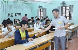 Lạng Sơn: Thầy cô đến tận nhà đưa thí sinh vượt quãng đường ngập sâu đến trường thi