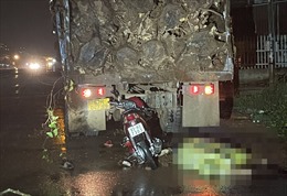 Đâm xe máy vào đuôi xe tải chở củi, 2 người tử vong tại chỗ