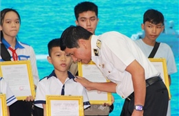 Vùng 4 Hải quân nhận đỡ đầu con ngư dân 4 tỉnh duyên hải