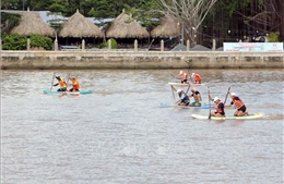 Giải đua thuyền ván SUP thành phố Cần Thơ thu hút nhiều người tham gia 
