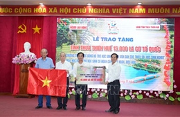 Tặng 15.000 lá cờ Tổ quốc cho tỉnh Thừa Thiên - Huế 
