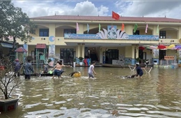 Quảng Trị: Vùng thấp trũng Hải Lăng bị ngập diện rộng, hàng nghìn học sinh nghỉ học