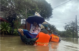 Cứu trợ khẩn cấp người dân Thừa Thiên - Huế bị ảnh hưởng mưa lũ