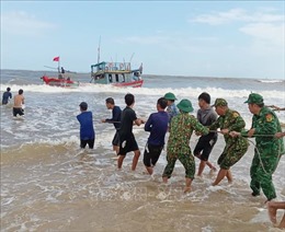 Cứu hộ tàu cá bị mắc cạn tại lạch Cửa Việt