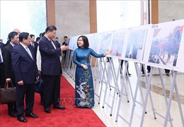 Thủ tướng Phạm Minh Chính và Tổng Bí thư, Chủ tịch nước Trung Quốc Tập Cận Bình tham quan trưng bày ảnh về quan hệ Việt - Trung