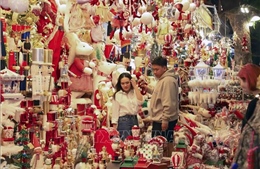 Thị trường trang trí Giáng sinh: Thông tươi lên ngôi, nhiều quà tặng hút khách