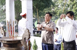 Chủ tịch Quốc hội dâng hương tưởng niệm các Anh hùng liệt sĩ tại Tây Ninh