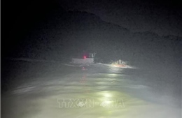 Kịp thời cứu hộ 2 thuyền viên Trung Quốc gặp nạn trên vùng biển Quan Lạn
