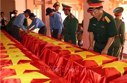 Đón 43 hài cốt liệt sỹ quân tình nguyện và chuyên gia Việt Nam về nước