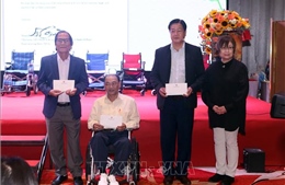 Quỹ hỗ trợ đóng góp xã hội Nhật Bản tặng xe lăn cho người khuyết tật tại Đà Nẵng