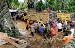 Indonesia sơ tán hàng chục nghìn người do lũ lụt và lở đất