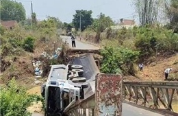 Bình Phước: Xe tải Ben chở cát làm sập cầu, lái xe bị thương nặng