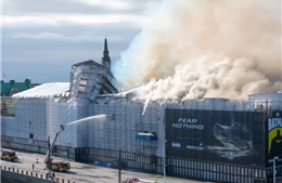 Mặt tiền tòa nhà biểu tượng của Đan Mạch sụp đổ trong vụ hỏa hoạn lớn