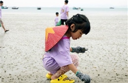 &#39;Thi nhặt rác bãi biển&#39; - hoạt động có ích với môi trường biển đảo Cô Tô