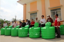 Tặng bồn chứa, máy lọc nước cho người dân khó khăn vùng ven biển