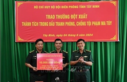Khen thưởng lực lượng bắt vụ vận chuyển trái phép 260 gói &#39;nước vui&#39; về Việt Nam