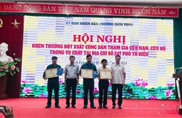 Khen thưởng người dân dũng cảm tham gia cứu 4 người trong vụ cháy ở Cầu Giấy