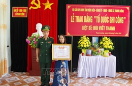 Trao bằng &#39;Tổ quốc ghi công&#39; cho thân nhân liệt sỹ