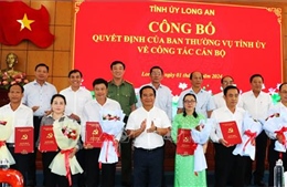 Long An: Công bố các quyết định về công tác cán bộ