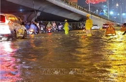 Hà Nội: Mưa lớn gây ngập úng cục bộ tại nhiều tuyến phố, giao thông di chuyển khó khăn