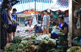 Ngày bão, chợ dân sinh ở Hà Nội vẫn dồi dào hàng hóa