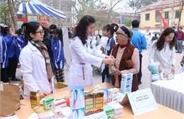 Khám bệnh, cấp thuốc và sẻ chia giọt máu nghĩa tình dịp Tết