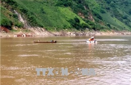 Lai Châu: Tìm được thi thể nạn nhân đầu tiên trong vụ lật thuyền trên sông Đà