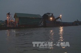 Bắt giữ hàng loạt tàu khai thác cát trái phép trên sông chảy qua Hà Nội