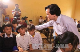Bộ trưởng Phùng Xuân Nhạ thăm trường học bị lũ tại Sơn La