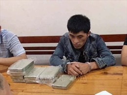 Bắt quả tang đối tượng người Lào vận chuyển 10 bánh heroin và 1 kg ma túy đá