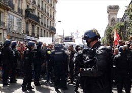 Hàng trăm cảnh sát Pháp tham gia chiến dịch khám xét trụ sở một tổ chức Hồi giáo