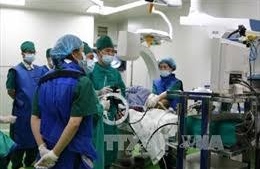 Nội soi phế quản ống cứng đặt stent cứu sống bệnh nhân bị suy hô hấp cấp