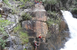 Bỏ nấc nhảy 11 m từ đỉnh thác Datanla Đà Lạt