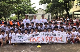 HLV Park Hang-seo &#39;gieo ước mơ&#39; bóng đá cho trẻ em vùng khó khăn