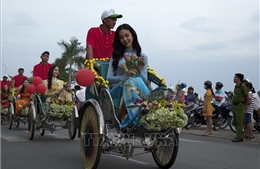 Diễu hành xe hoa chào mừng Hà Tiên lên thành phố