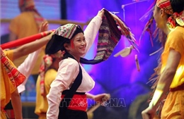 Liên hoan nghệ thuật quần chúng, trình diễn trang phục truyền thống các dân tộc vùng Đông Bắc