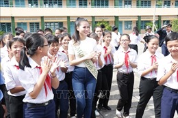 Hoa hậu Trái đất Nguyễn Phương Khánh về thăm quê hương Bến Tre