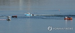 Trực thăng cứu hỏa lao xuống sông tại Hàn Quốc