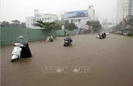 Nhiều tuyến đường ở thành phố Đà Nẵng ngập trong biển nước