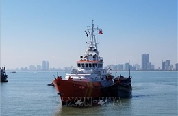 Tàu cá Bạc Liêu và 8 thuyền viên gặp nạn được đưa vào bờ an toàn