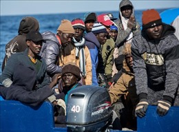 Italy cho phép 47 người di cư lên bờ