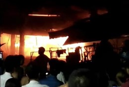 Hỏa hoạn thiêu rụi nhiều gian hàng trong đêm ở Bình Dương, Quảng Trị
