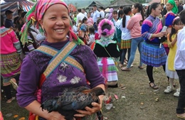 Chợ quê trong lễ hội Tết rừng của người Mông ở Yên Bái