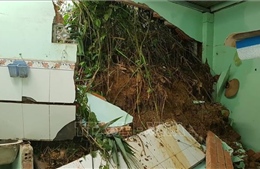 Bắc Kạn: Sạt lở đất vùi lấp một phần ngôi nhà làm hai cháu nhỏ tử vong