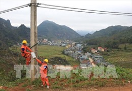 Khắc phục sự cố mất điện do dông lốc cho hàng ngàn hộ dân ở huyện Nam Giang (Quảng Nam)