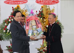 Chủ tịch Ủy ban Trung ương MTTQ Việt Nam chúc mừng Lễ Phục sinh tại Phan Thiết