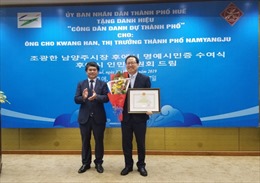 Trao danh hiệu Công dân danh dự của thành phố Huế cho ông Kwang Han (Hàn Quốc)