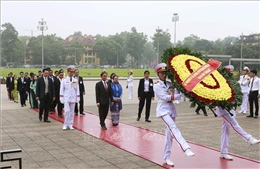 Tổng thống Myanmar và Phu nhân vào Lăng viếng Chủ tịch Hồ Chí Minh